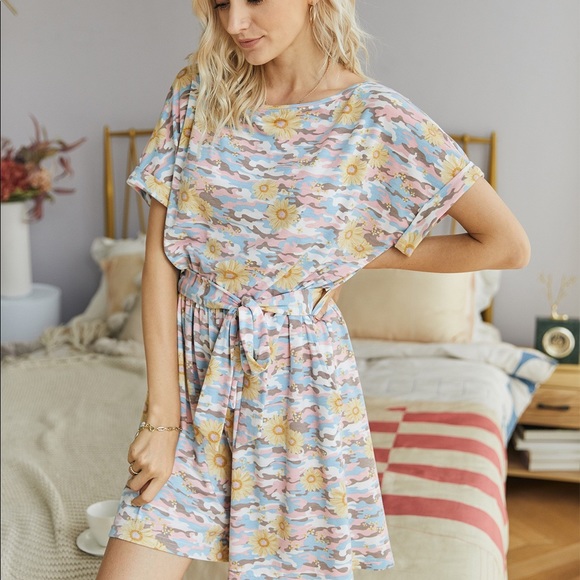 🌼🆕Floral Short Sleeve Romper with Pockets - Picture 7 of 7